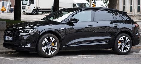Black Audi Q8